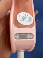 مقایسه اندازه مینی اتو بخار مسافرتی Dry Iron با یک گوشی موبایل برای نشان دادن ابعاد جمع‌وجور