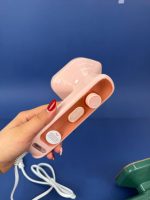 قرار گرفتن مینی اتو بخار مسافرتی Dry Iron در چمدان برای حمل آسان در سفر